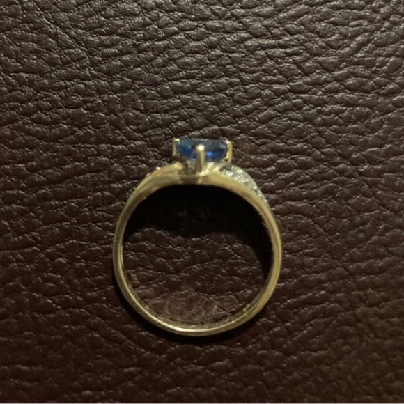 Vintage Blue Ice Trillion Cut Ring 10kt Solid Yellow Gold, Size 6 - Picture 4 of 5